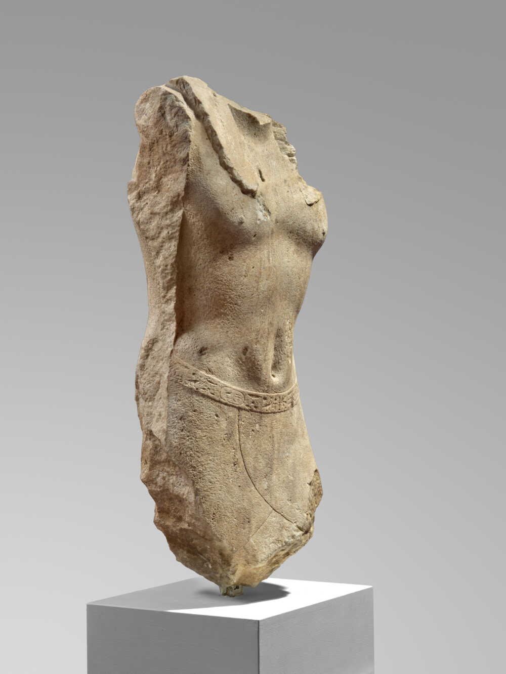 sculpture sans tête de l'Egypte ancienne