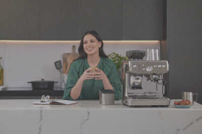 sage appliances une femme qui boit son café