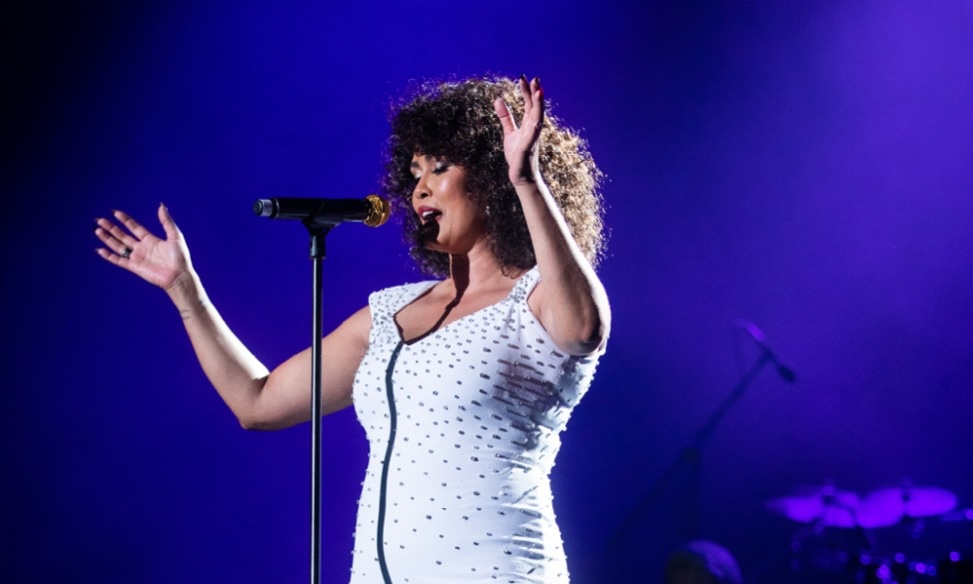 Whitney Houston : tenue blanche