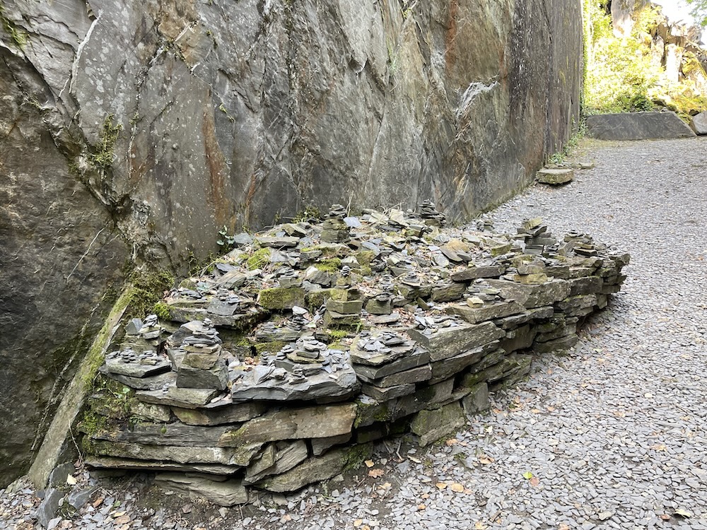 Pans de Travassac amas de pierres