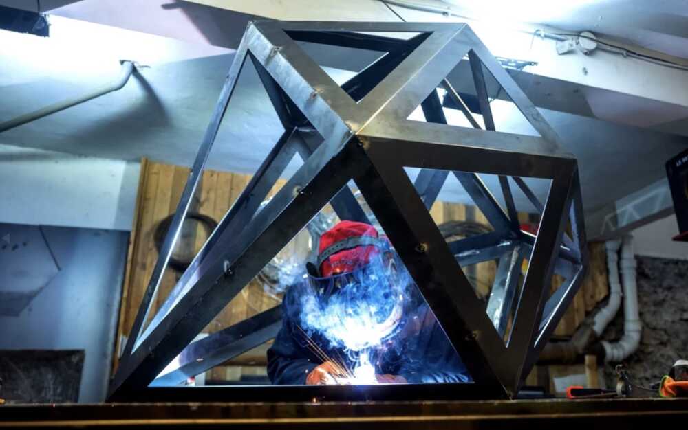 Le Diamantaire dans son atelier