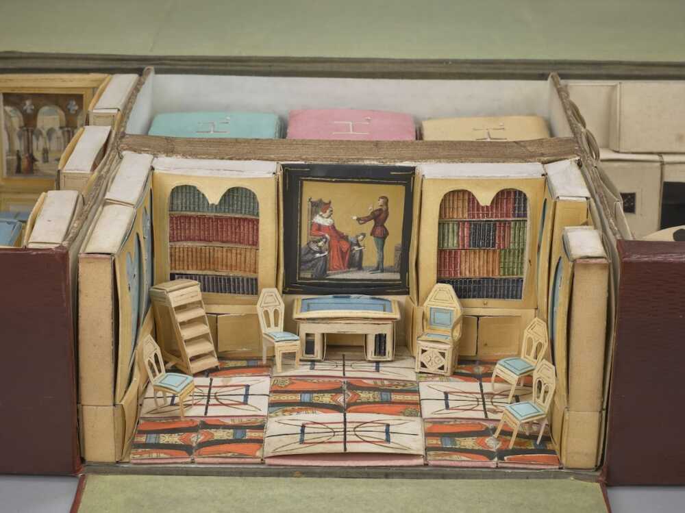 bibliothèque maison de poupée