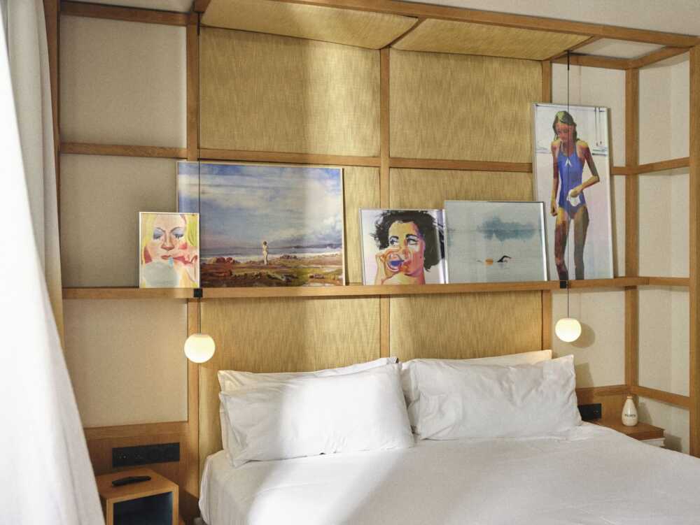Cannes chambre avec des tableaux