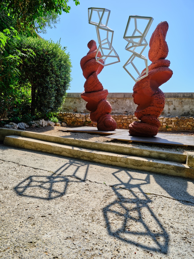 Villefranche-sur-Mer sculptures rouges