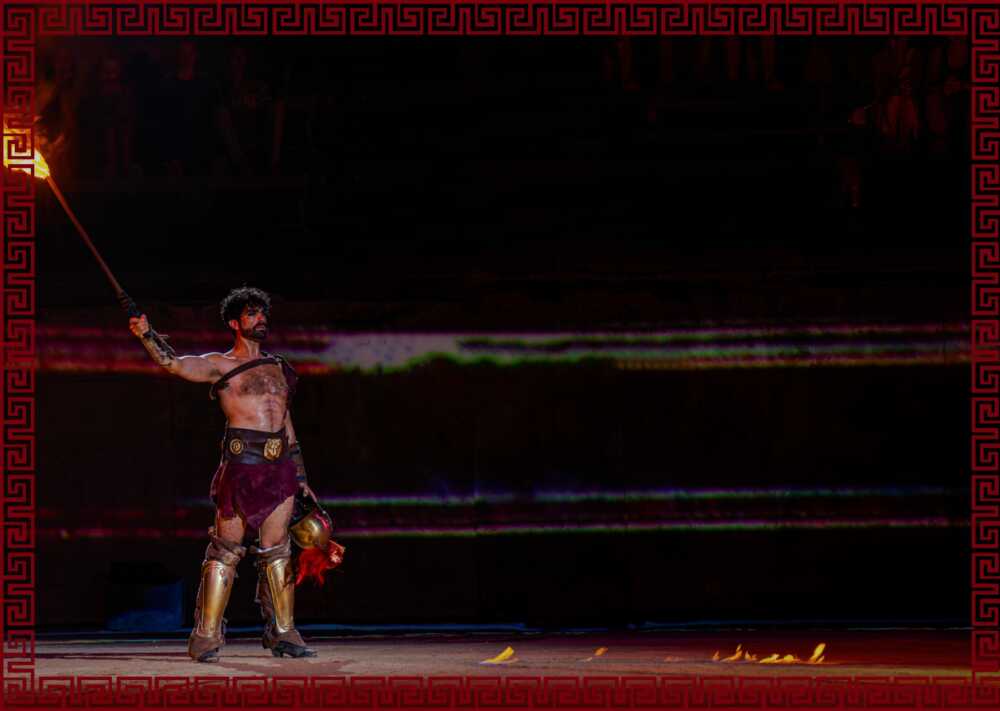 gladiateur portant un flambeau