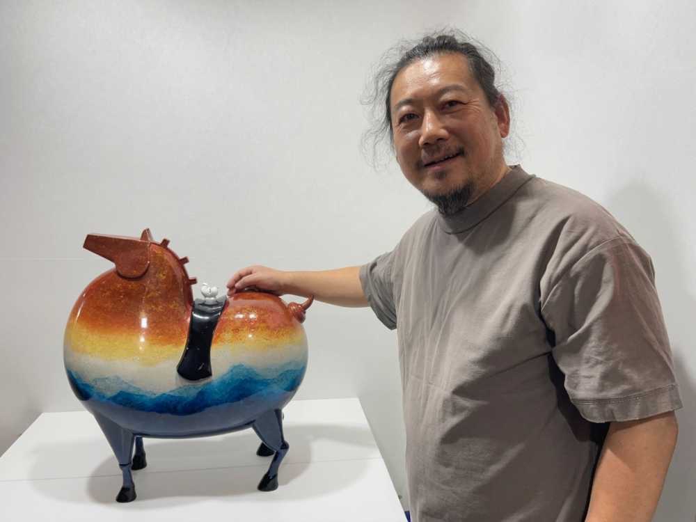 Xiangyu Li cheval laqué